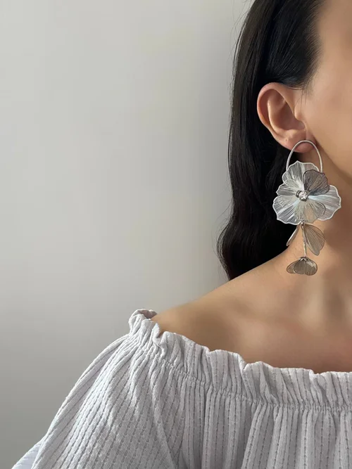 گوشواره آویزی نقره ای طرح گل بزرگ